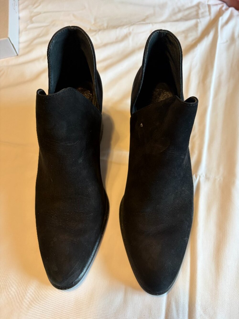 VINCE CAMUTO BLACK SUEDE BOOTIE